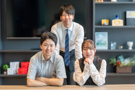 3人の笑顔のスタッフ