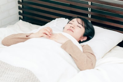 静かに眠る女性