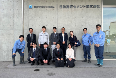 会社の前での集合写真